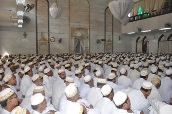 Mumineen at Nooraani Masjid during the Wa'az Mubaarak